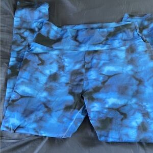 Dynamic Blue and Black Leggings for Athleisure